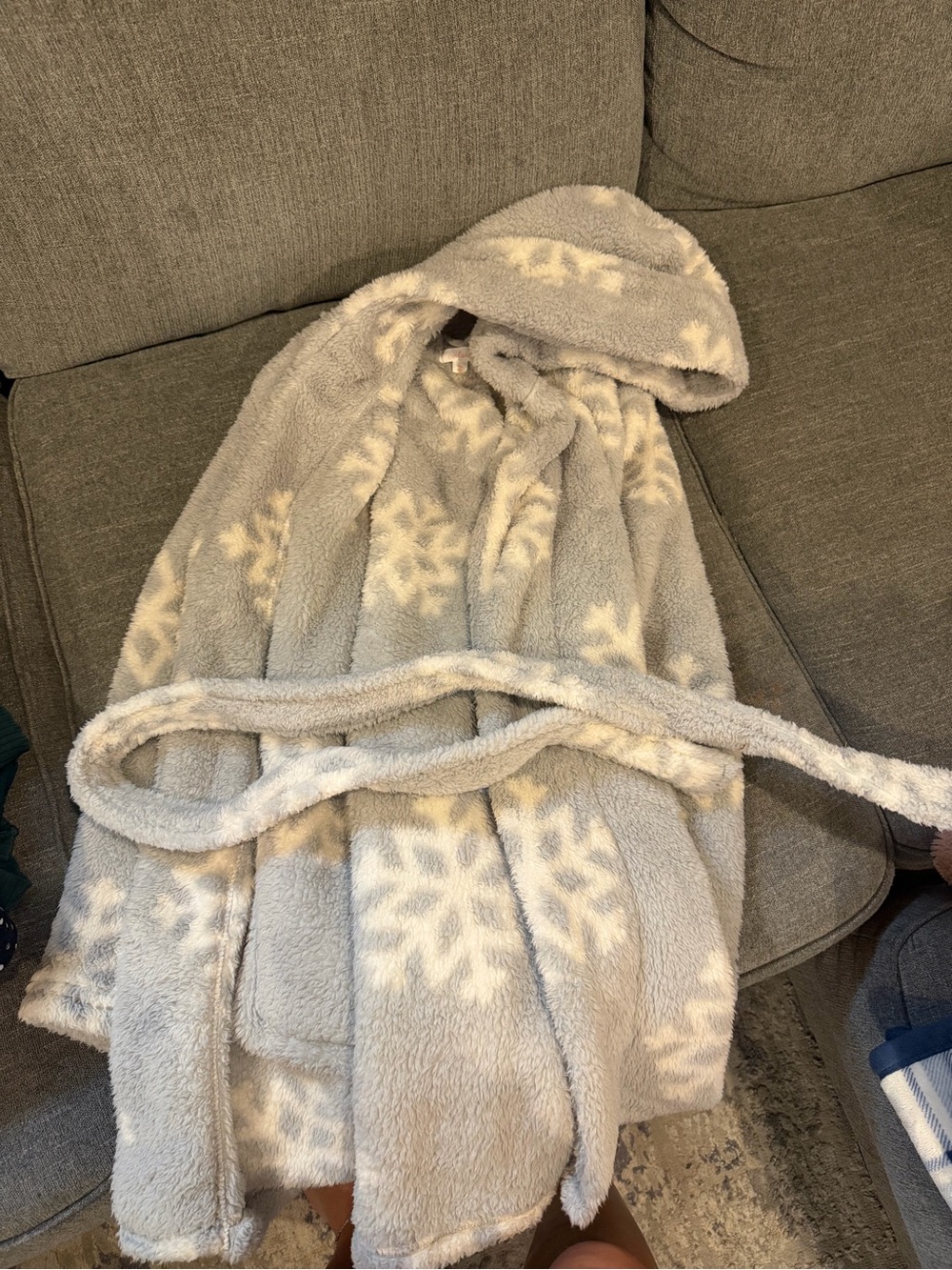 Colsie Hooded Plush Robe in Light Gray with White Snowflakes